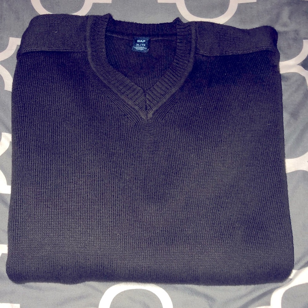 Men’s GAP v-neck sweater
